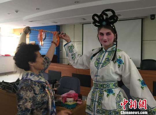 奥地利中学生在万搏手机站·官方版在线体验中国京剧　盛捷　摄